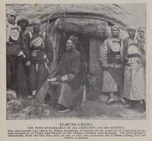Li-Hung-Chang, den mest anmärkningsvärda av alla kineser och hans följe (s/v foto) av Russian Photographer