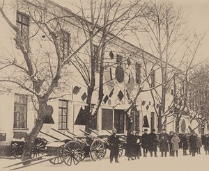 Malevitj och elever från konstskolan dekorerar de vita barackerna i Vitebsk, december 1919 (svartvitt foto) av Russian Photographer