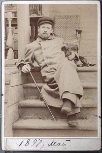 Porträtt av Anton Chekhov med Herdog Hina i maj 1896 på Melikhov, T. Chekhov Estate (albumfoto)
