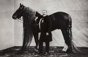 Den ryske cirkusartist Akim Nikitin med en häst av Russian Photographer