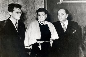 Kompositören Dmitry Dmitrievich Shostakovich, sångerskan Maria Maksakova och författaren Alexei Nikolayevich Tolstoy av Russian Photographer