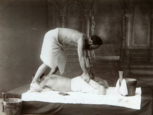Det orientaliska badet. Massage. Albuminfoto av Dmitri Ivanovich Yermakov (1845-1916) av Russian Photographer