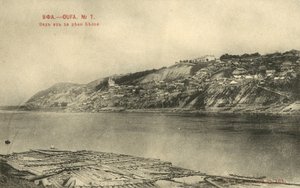Utsikt över Ufa, Ryssland, från andra sidan floden Belaya (s/v foto) av Russian Photographer