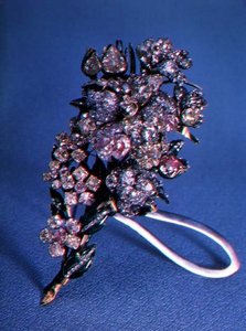 Brosch i form av en bukett blommor satt med briljantslipade diamanter och emaljdekoration, c.1750 (guld, silver, diamanter och emalj) av Russian School