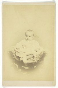 Utan titel porträtt av sittande spädbarn, 18501899. av S. A. Thomas
