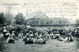 Coolies vid frukost, ca 1908 (s/v foto) av S. Mahadeo