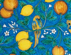 Citrusfrukt, blommor och fåglar på blå bakgrund, dekorativ detalj från bord, majolika av lavasten, Salvatore Gurreri-tillverkning, Caltagirone, Sicilien, Italien, 1900-tal av Salvatore Gurreri manufacture