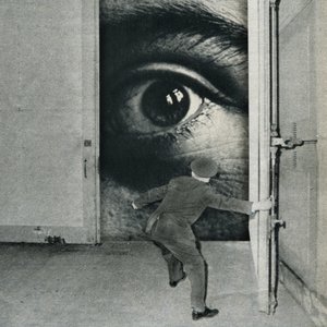 En surrealistisk blick bortom dörren