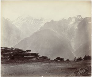 Vy över Chini med Himalaya i bakgrunden Panoramautsikt över Chini (originaltitel) av Samuel Bourne (attributed to)