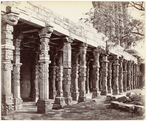 Colonnade mötte ornamenten aan de basis van de Qutb Minar i Delhi Colonnade of Hindoo Pillars, at the Kútub, East Side (originaltitel på objektet)
