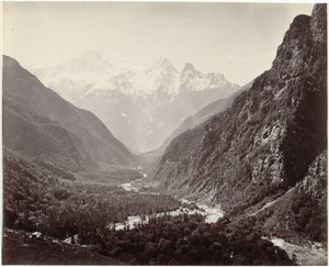 Utsikt över en dal och topparna i Srikanta, Indien Wooded Valley från Fulaldaru, med Srikanta-topparna i fjärran (originaltitel)