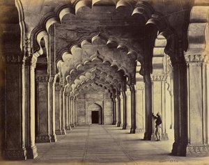 Agra - Interiör av Moti Masjid, med mittskeppet av Samuel Bourne