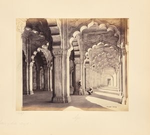 Agra; interiör av Moti Masjid med saracenska marmorbågar och pelare av Samuel Bourne