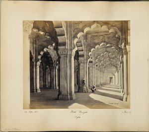 Agra; interiör i Motee Musjid med saracenska bågar och pelare av marmor av Samuel Bourne