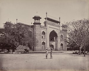 Agra. Porten till trädgårdarna kring Taj Mahal av Samuel Bourne