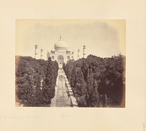 Agra; Taj och trädgården, sedd från ingångsporten av Samuel Bourne
