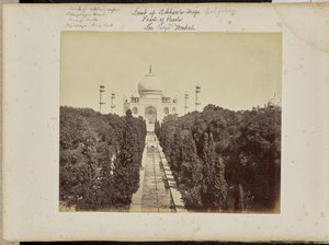 Agra; Taj och trädgården, från ingångsporten av Samuel Bourne