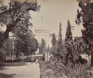 Agra. Utsikt över Taj från trädgården av Samuel Bourne