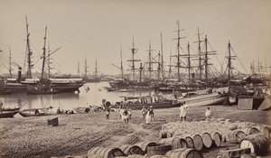 Calcutta. Tullhusets landningsplats. Fartyg på Huglifloden av Samuel Bourne