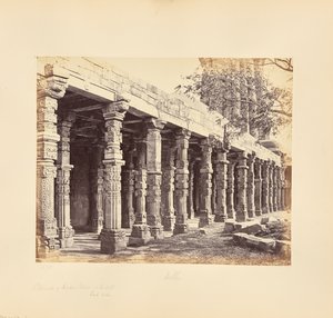 Delhi; Kolonnad av hinduiska pelare vid Kutub Minar, östra sidan av Samuel Bourne