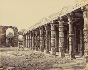 Delhi; Kolonnad av hinduiska pelare vid Qutb Minar, norra sidan av Samuel Bourne