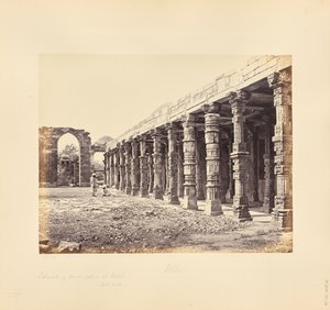 Delhi; kolonnad med hinduiska pelare vid Qutb Minar, norra sidan av Samuel Bourne