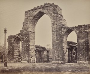 Delhi. Stor båge och järnpelare nära Qutub Minar, ruinerna av gamla Delhi av Samuel Bourne