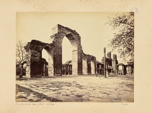 Delhi; Kutub Minar, översiktsvy över valvbågarna av Samuel Bourne