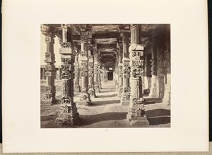 Delhi; Kutub Minar, interiörvy av den östra kolonnaden