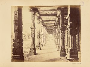 Delhi; Qutb Minar, interiörvy av den norra kolonnaden av Samuel Bourne