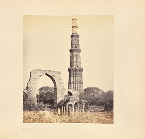 Delhi; Kutub Minar, med den stora bågen, från väster av Samuel Bourne