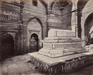 Delhi. Kejsar Shums ooo deen Allomshs grav, byggaren av Qutb Minar i ruinerna av gamla Delhi av Samuel Bourne