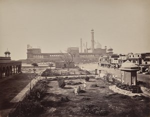 Delhi. Vy över norra sidan av Jama Masjid, den främsta muslimska böneplatsen av Samuel Bourne