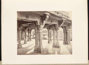 Futtypore Sikri; uthuggna pelare i Panch Mehal av Samuel Bourne