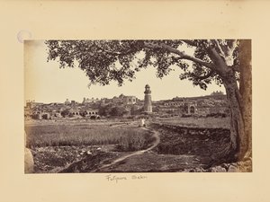 Fatehpur Sikri; översikt över ruinerna (västra sidan), från kullens fot av Samuel Bourne