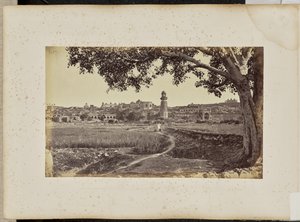 Fatehpur Sikri; översiktsvy över ruinerna (västra sidan), från kullens fot av Samuel Bourne