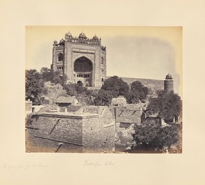 Fatehpur Sikri; den stora porten, sedd från byn av Samuel Bourne