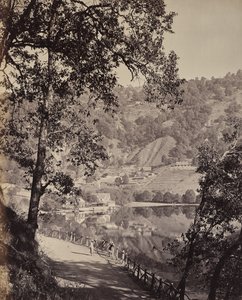 Hyree-sjön. Bergsstation i Himalaya. Vy över Taj-sjön med samlingslokaler, Lhutse av Samuel Bourne