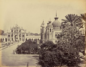 Lucknow; porten och trädgården vid Hooseinabad Imambara av Samuel Bourne