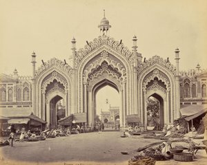 Lucknow; porten till Hooseinabadbasaren av Samuel Bourne