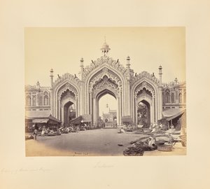 Lucknow; Porten till Hooseinabadbasaren av Samuel Bourne