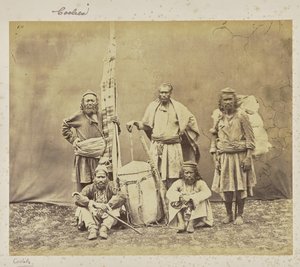 [Bergsarbetare i Shimla med Khiltas och Dandy] av Samuel Bourne