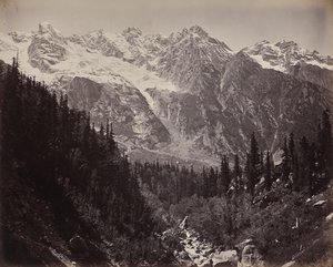 Scen i övre Himalaya. Utsikt över Manga-dalen av Samuel Bourne