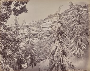 Shimla. Utsikt över kyrkan från Mount Jakko mot väster med en del av Mall på vintern av Samuel Bourne