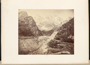 Snöklädda toppar nära Gangotriglaciären av Samuel Bourne