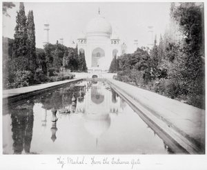 Taj Mahal, från ingångsporten av Samuel Bourne
