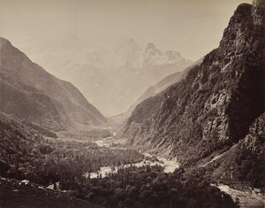 Övre Himalaya. Utsikt över dalen från Fallaldasa med Srikanta-topparna i fjärran av Samuel Bourne