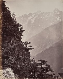 Övre Himalaya. Vy över den nya vägen nära Rogi av Samuel Bourne