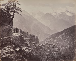 Övre Himalaya. Vy över den nya vägen mellan Indien och Kina. Mount Pangi med Kinas snötäckta toppar i fjärran av Samuel Bourne