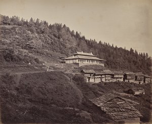 Övre Himalaya. Byn Harkundu med resandebungalow i ett rasthem av Samuel Bourne